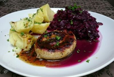 Red cabbage with apples, cranberry and honey