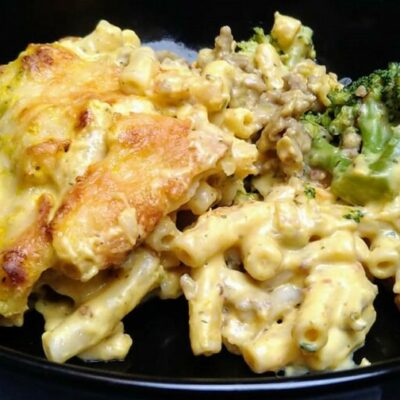 Macaroni with minced meat, broccoli and pumpkin-philadelphia sauce