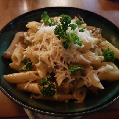 Penne with minced chicken, green vegetables and Philadelphia sauce