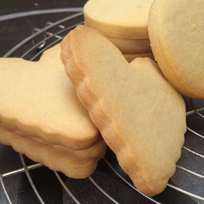 Sugar cookies that keep their shape while baking